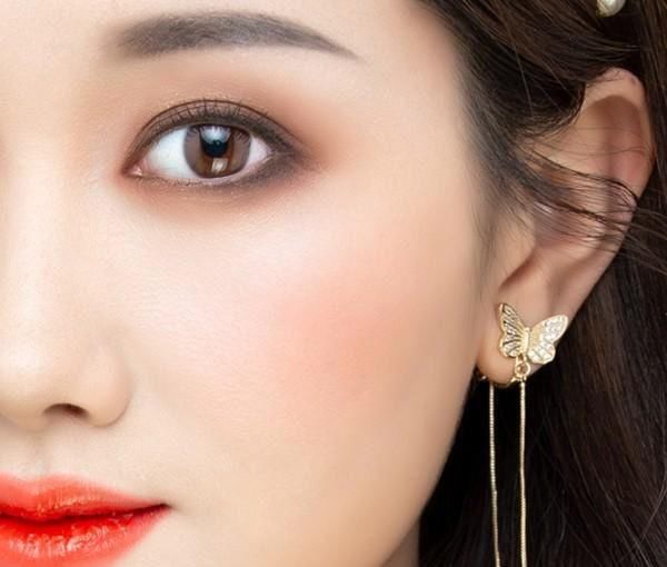 『棕色眼影』挑战富家千金妆,谁化谁美