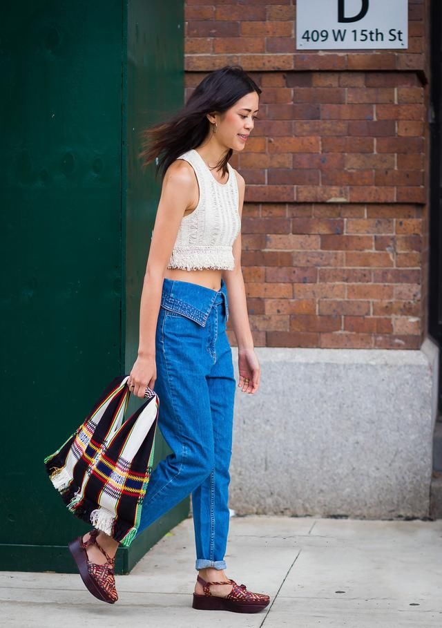 吊带阔腿裤秒杀牛仔裤，纸袋裤才是今秋最火的裤装！