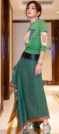 Ella的高跟鞋穿到让人怀疑人生，终于知道挤变形的“脚”什么样了