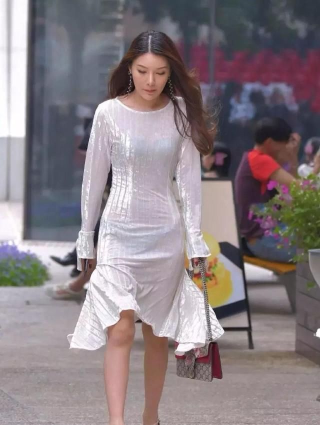  「大方」贵妇出门一身白色连衣裙搭配, 宽松大方的穿搭, 知性优雅显高贵气质