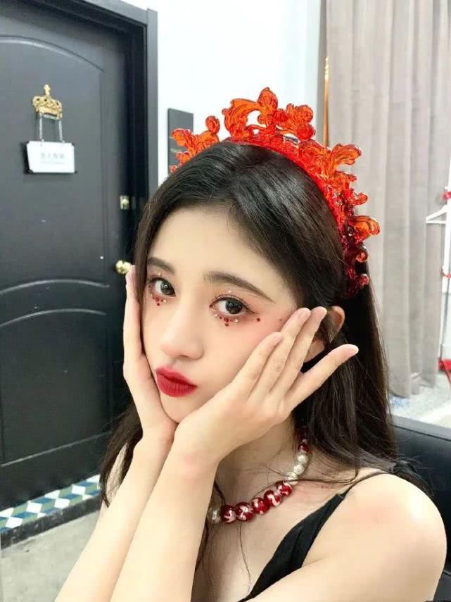 多色水钻:最近火了一种眼妆叫“心动妆”,精美水钻点缀,楚楚可怜看得心动