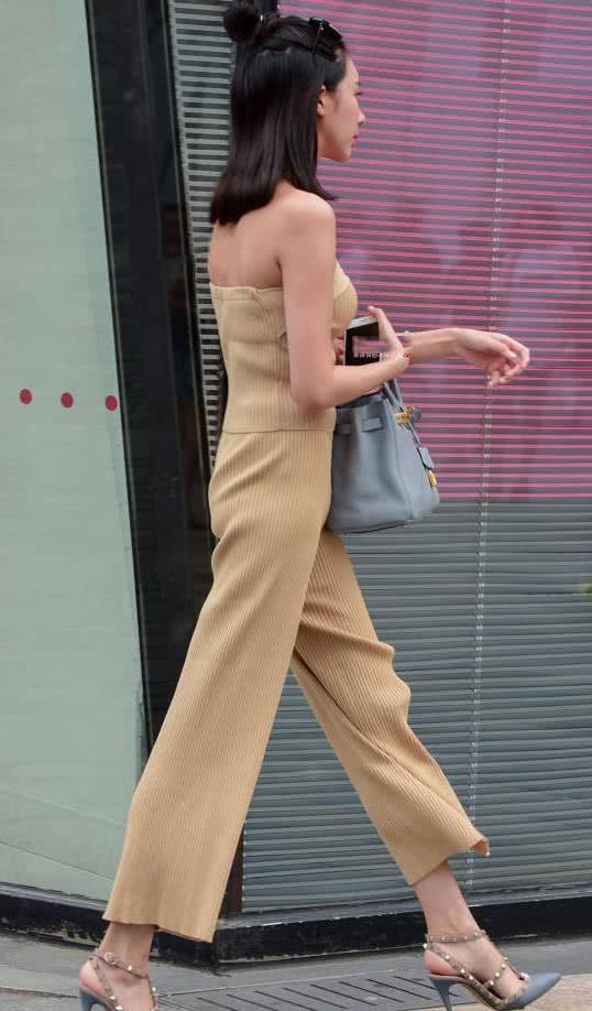 水性少妇肉色宽松阔腿裤穿出两米的身材，这样的气质真是绝无仅有