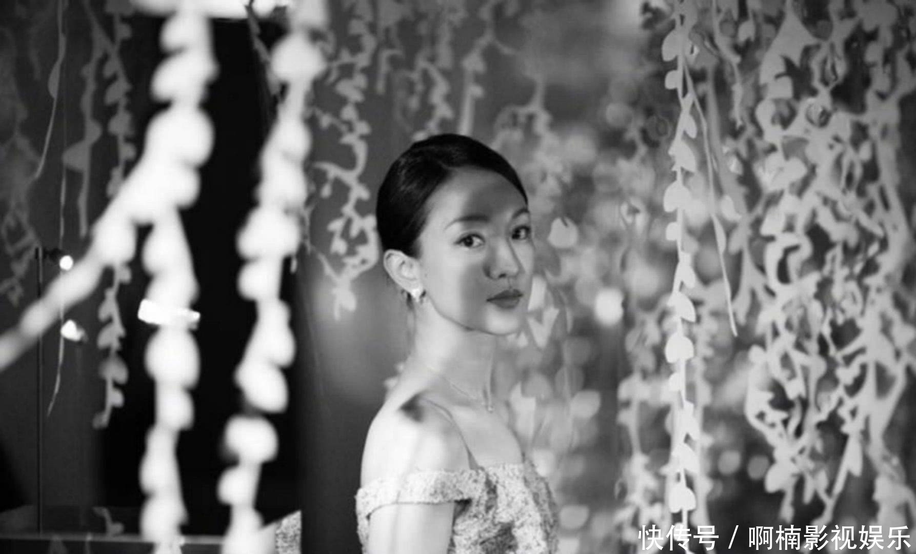 44岁周迅现身活动秀美肩艳压全场，性感“小蛮腰”妩媚动人