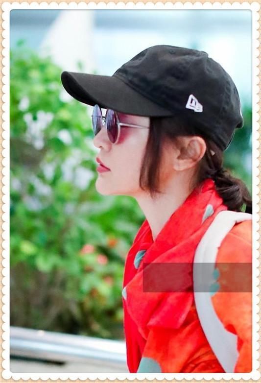 本以为Hebe把丝巾当披肩够时髦了，可看到周迅的穿法，我沉默了！