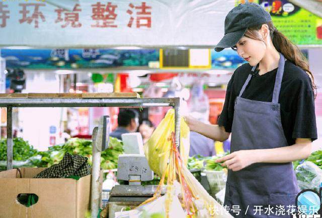 唐嫣真厉害! 穿的吊带裙空荡荡的 网友: 这尺寸没得遮太小了!