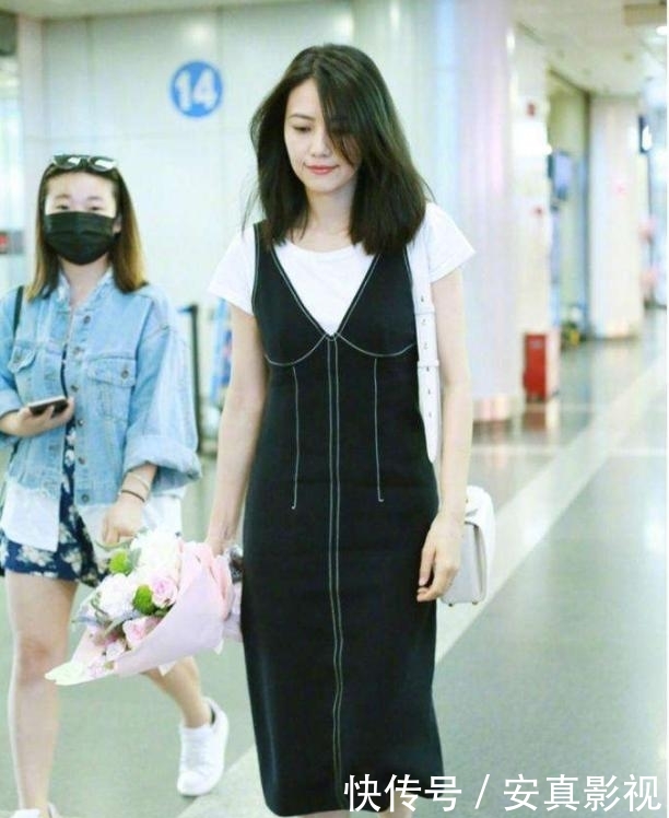  『时尚单品』高圆圆一家三口首亮相，高圆圆抱娃妈妈力max，赵又廷护妻甜到腻