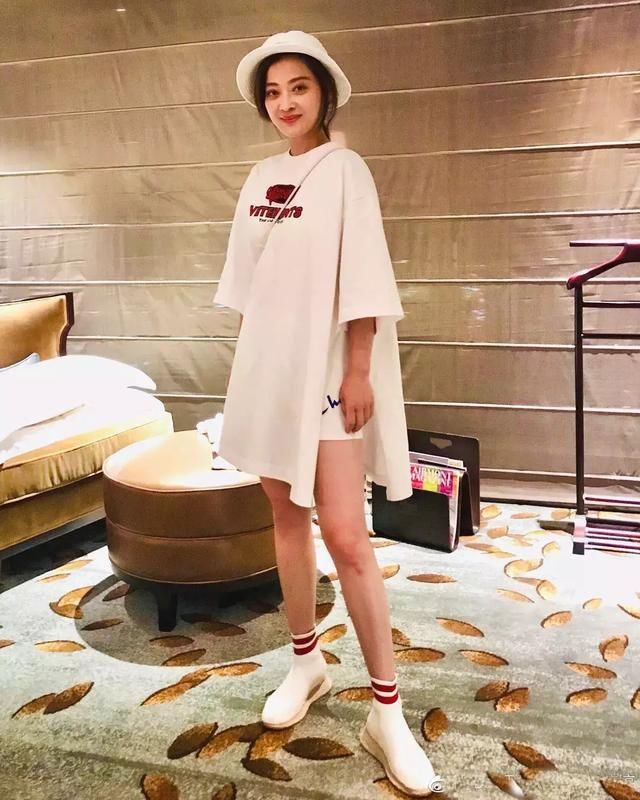 做了多年玉女，杨钰莹似乎倦了，如今47岁时尚大气，穿衣像少女