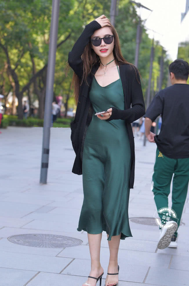 气质小姐姐吊带连衣裙穿出曼妙好身材，轻抚头发的动作明星范儿十