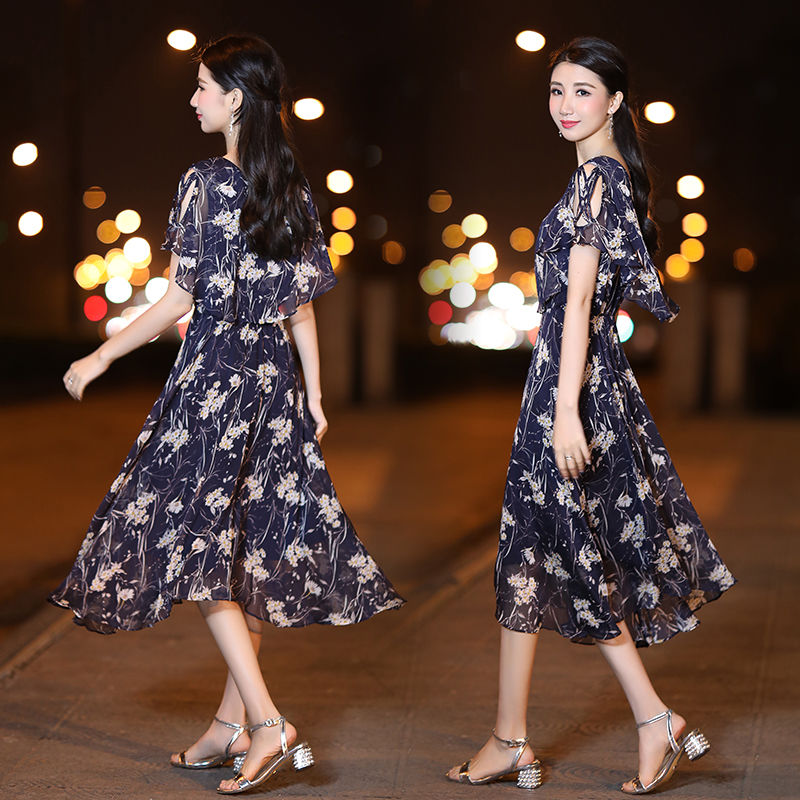 哇塞!53岁婆婆真敢穿!素色修身连衣裙+小高跟,高贵还显年轻