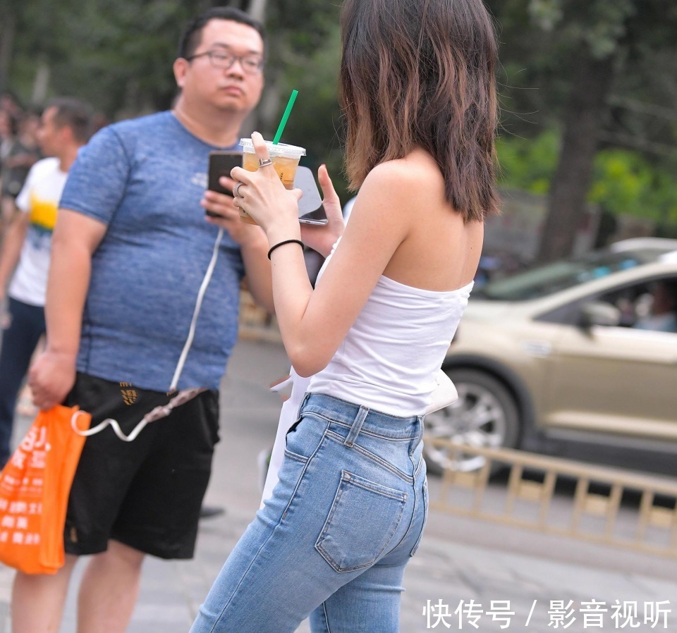 街拍美女：小姐姐紧身装穿出不俗的效果，走在大街上很是吸睛