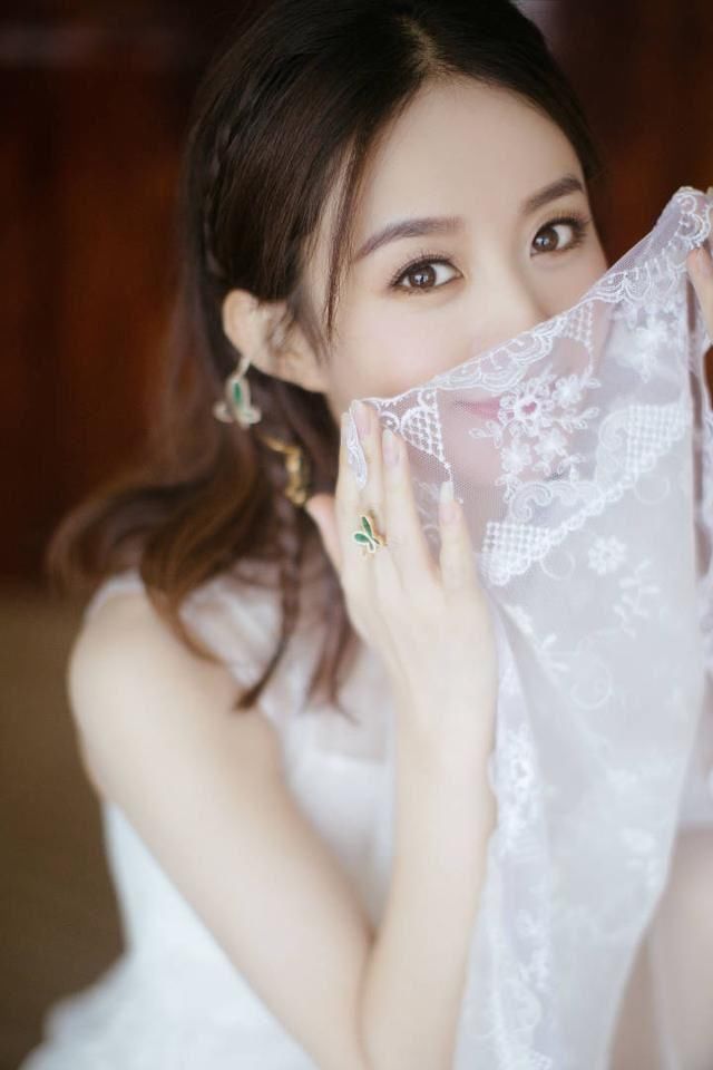 赵丽颖一袭白裙造型现身活动,蝴蝶围绕似香妃,仙气满满!