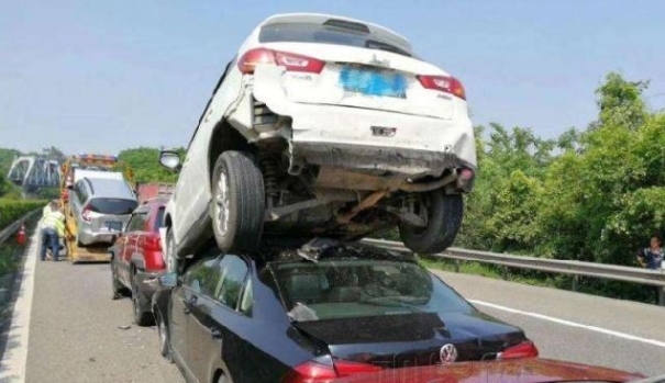 高速公路上前车急刹怎么办？是躲还是撞？交警来告诉你！