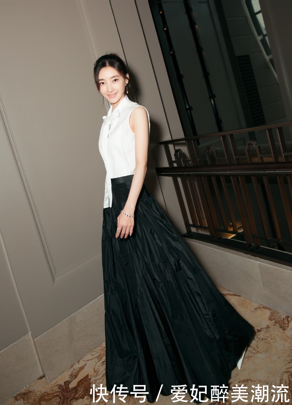 王丽坤真猛！这么紧的上衣也要硬塞进去，网友：为了显瘦豁出去了