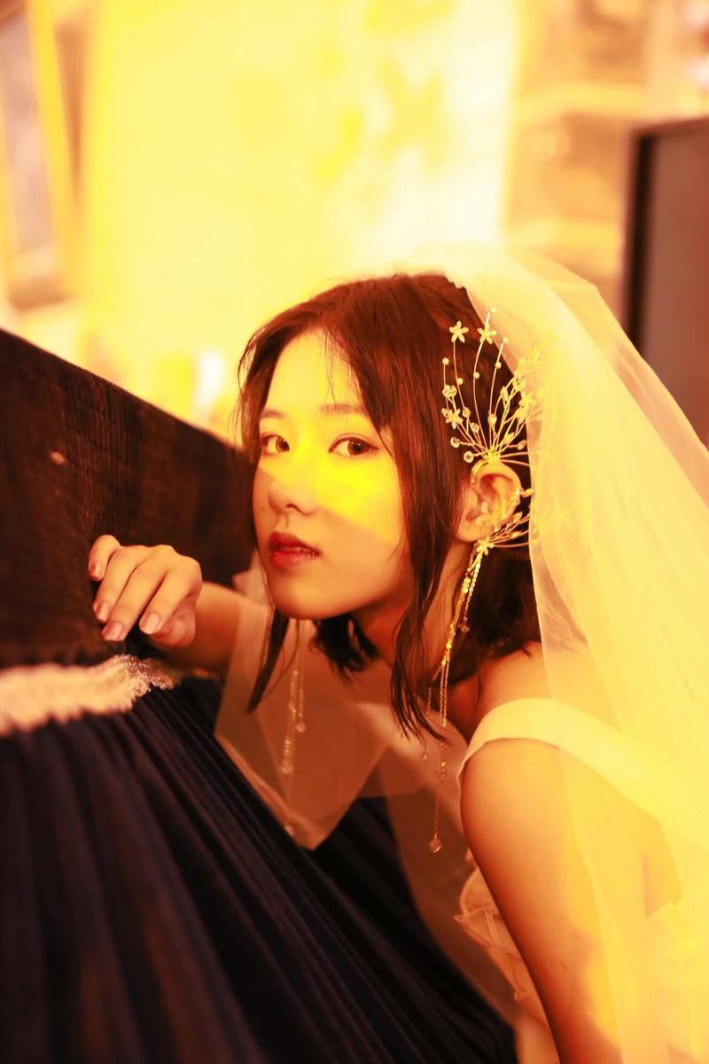 森系美女性感灵动户外写真图片