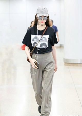 张丹峰机场的T恤图案萌，而杨幂之前现身穿的这件就不好评价了！