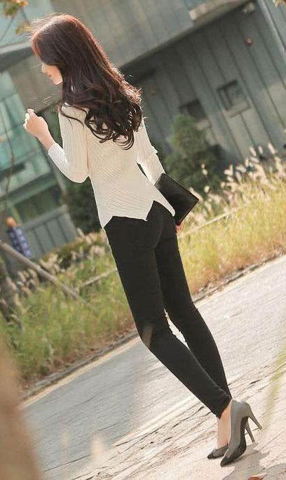 大龄女人依然想美,紧身裤颇有几分魅力,特别飘逸有女人味