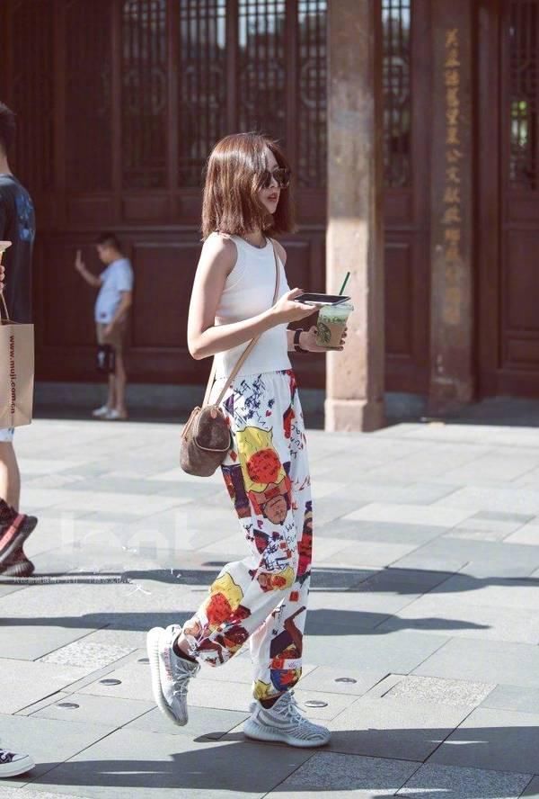 街拍：紧身黑色短裤与短T恤，完美结合很显气质！