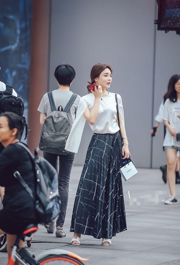 街拍：穿衣越来越没有底线了？图五热裤短到极致，图六直接不穿！