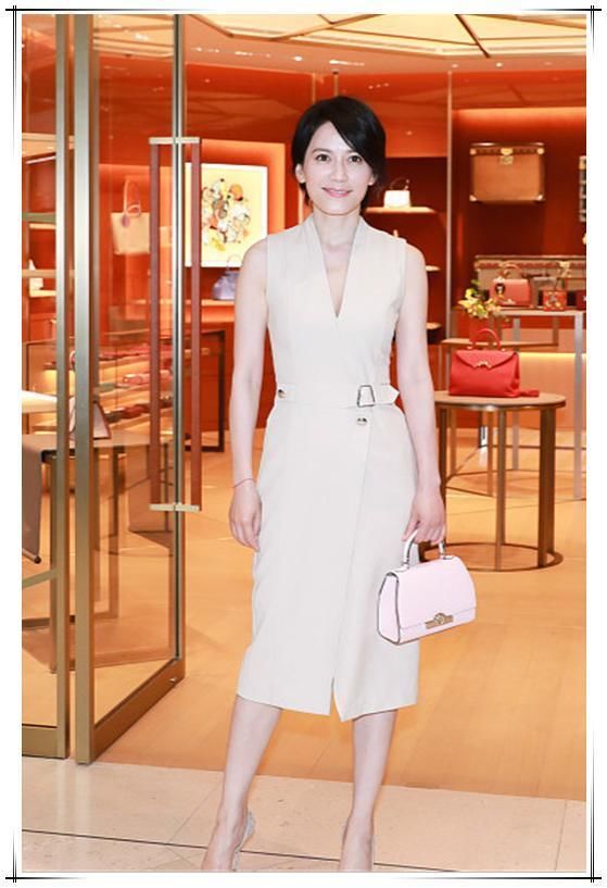 49岁许晴和47岁俞飞鸿同穿西装裙，终于知道保持少女心的重要性了