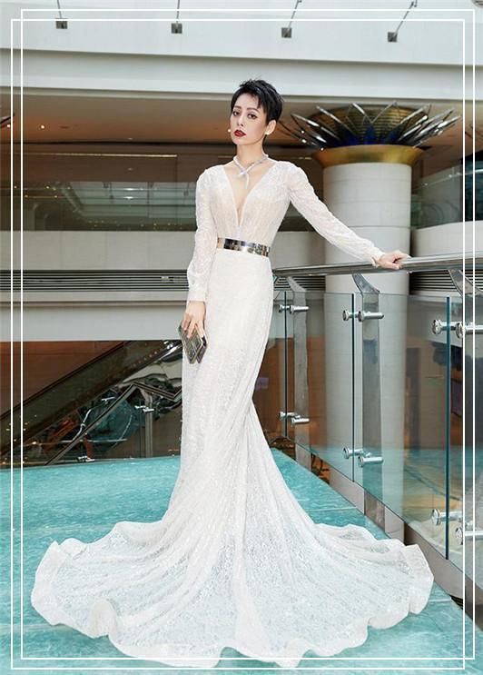 宁静真大胆！西装下系两块布就当裙子穿，网友：越老越豁出去了！