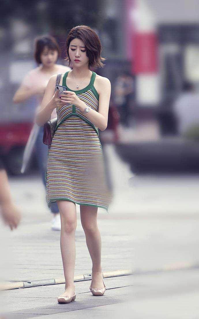 美得令人窒息的外国热裤美女VS中国清纯紧身裤小妹, 你选谁?