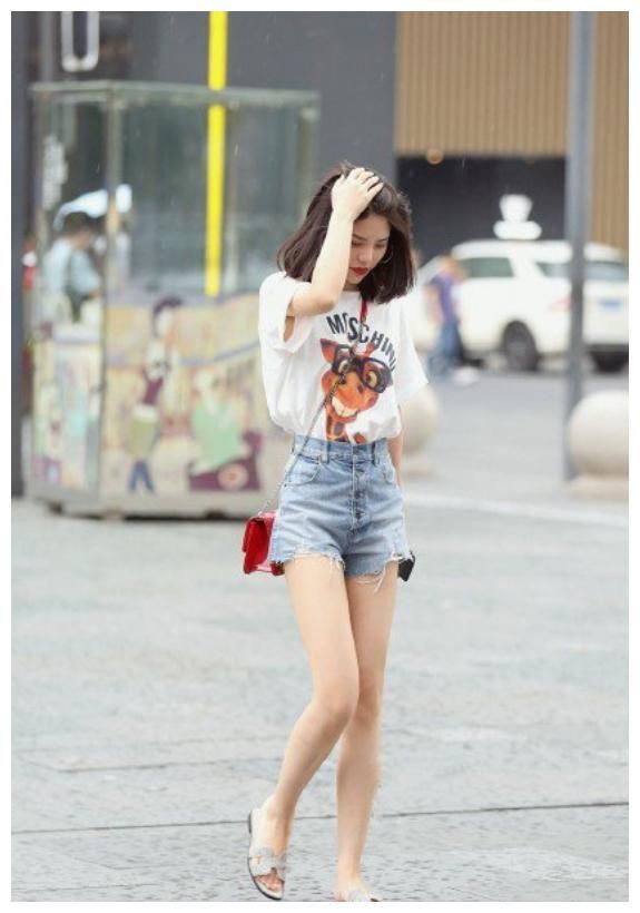 街拍:魅力全开的美女，让人心动不已!