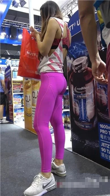 街拍：浓妆下的小姐姐，为了展现自己的美，不知道是热还是冷