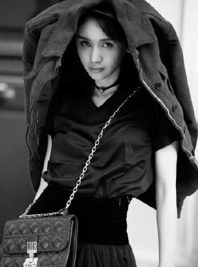 王子文太会穿了！下半身消失的穿法显腿长，网友：看着就像一米七