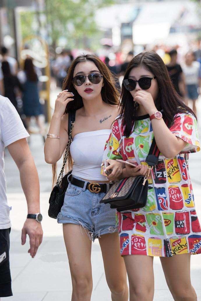 成都街拍：美女们清凉可爱的装扮，已成为大街上独特的风景！