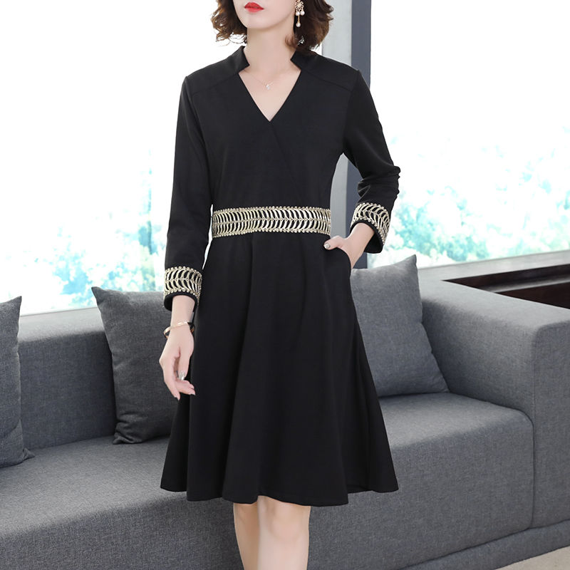 47岁的小姨真会打扮，穿上这样的大牌连衣裙，一点不像中年人