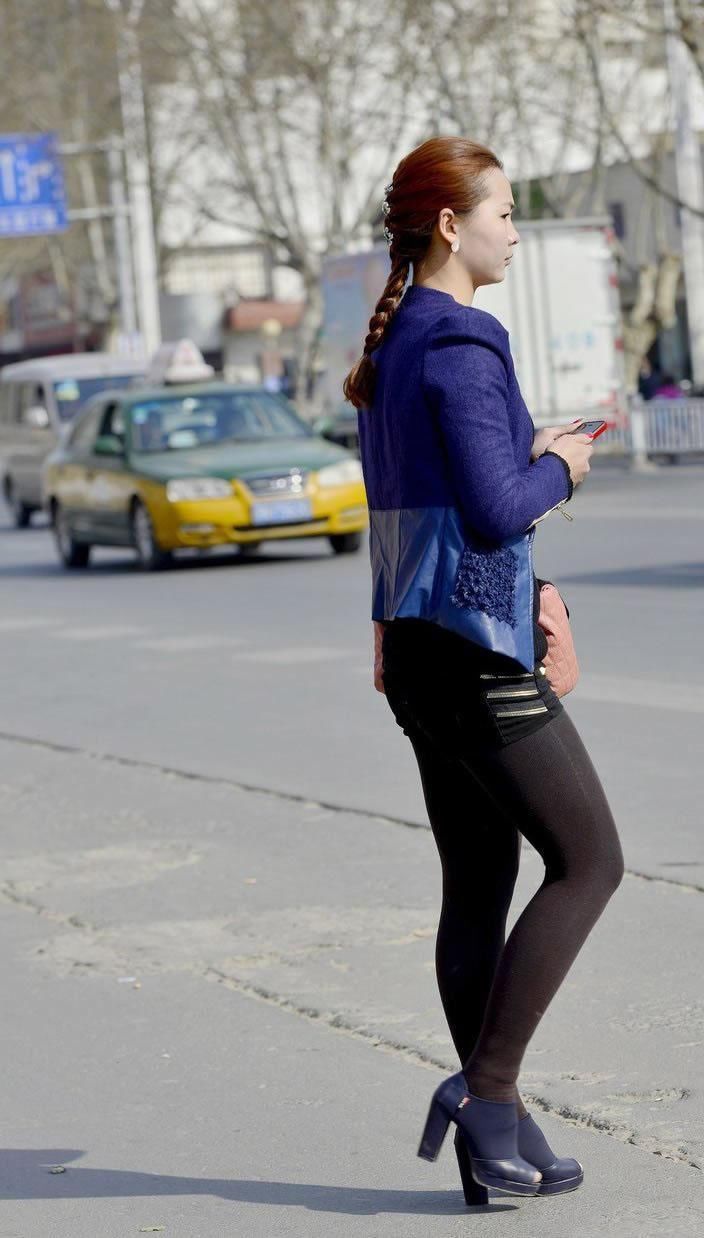 街拍:马尾辫厚黑丝美女,总是如此的赏心悦目