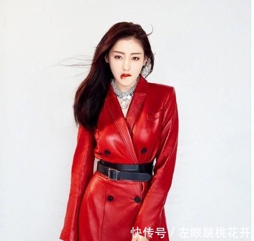 [ 看上去愈加]黑色抹胸连衣裙性感优雅，超有女人味，张天爱这身材女星里罕见