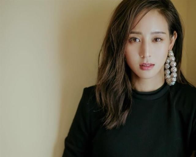 张钧宁纽约时装周看秀造型曝光 性感露背设计吸引眼球