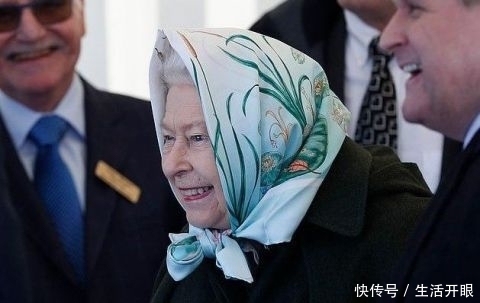 『工作』93岁英国女王这次把人可爱到了!穿这么肥大的斗篷?头巾太美了