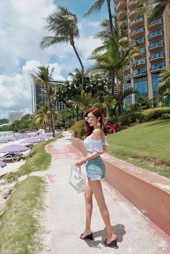 女神孙允珠，云彩烟花白茉莉梦露抹胸泳衣