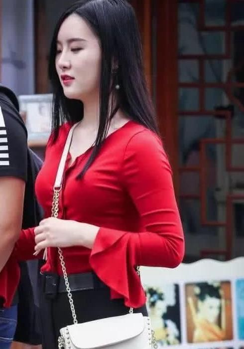 「气质」街拍:瑰姿艳逸的美女,一件紫色上衣配灰色短裙穿,时尚唯美气质