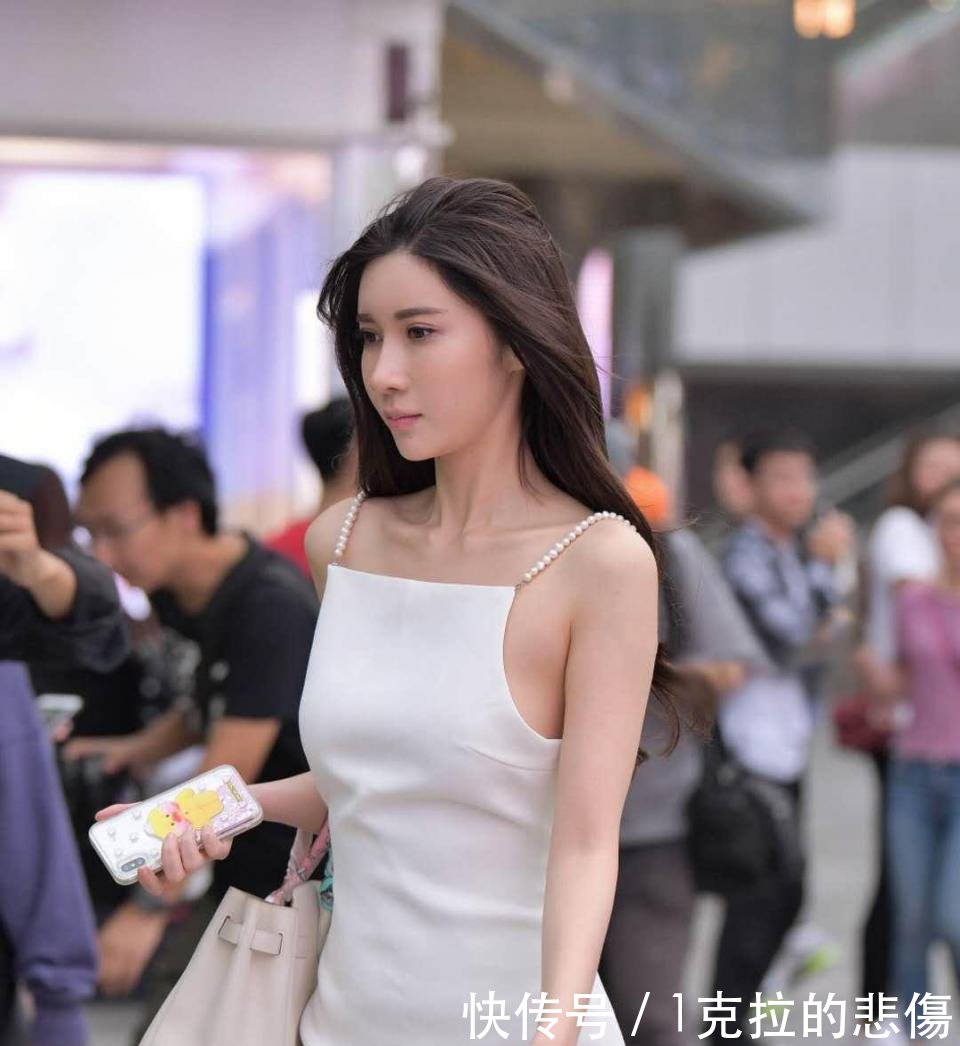 街拍 女神级小姐姐穿大露背连衣裙, 一转身杀伤力真的太大了!