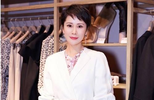 [解决]大脸女生梳中短发修颜不尴尬，2020年女生短发了解下，解决烦恼