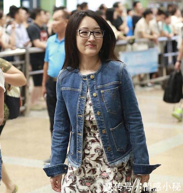 46岁杨钰莹近照曝光,胖了很多,穿的鞋子也是醉了!