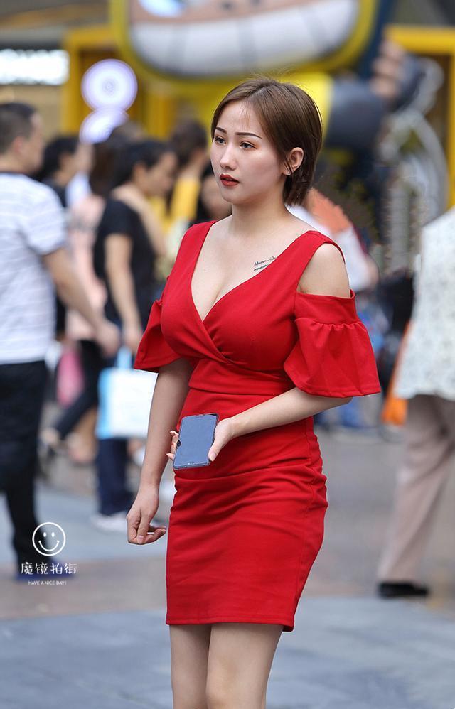 小姐姐散步，纯真可爱白嫩肌肤，让人心动不已！