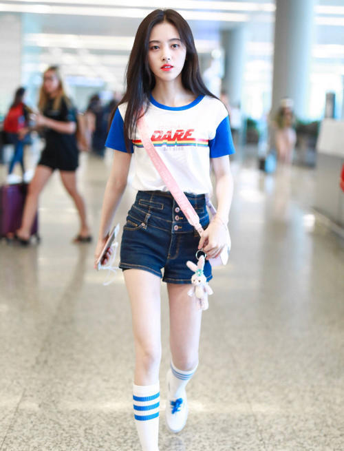 鞠婧祎为秀柳腰，穿了条2个“裤头”的短裤，多瘦才挤得进去啊？