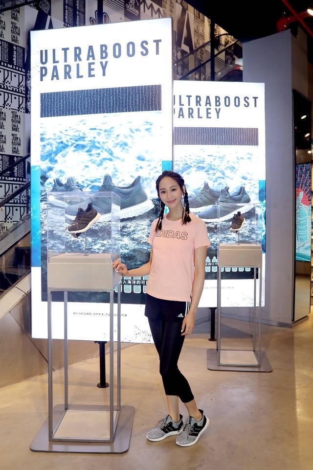 张钧宁一反常态走性感风，深V蕾丝裙配上自带的高贵气质十分抢眼