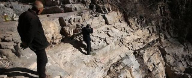 悬崖上被遗忘的“窑洞村”，50年间仅娶进一个媳妇，全村娶妻难