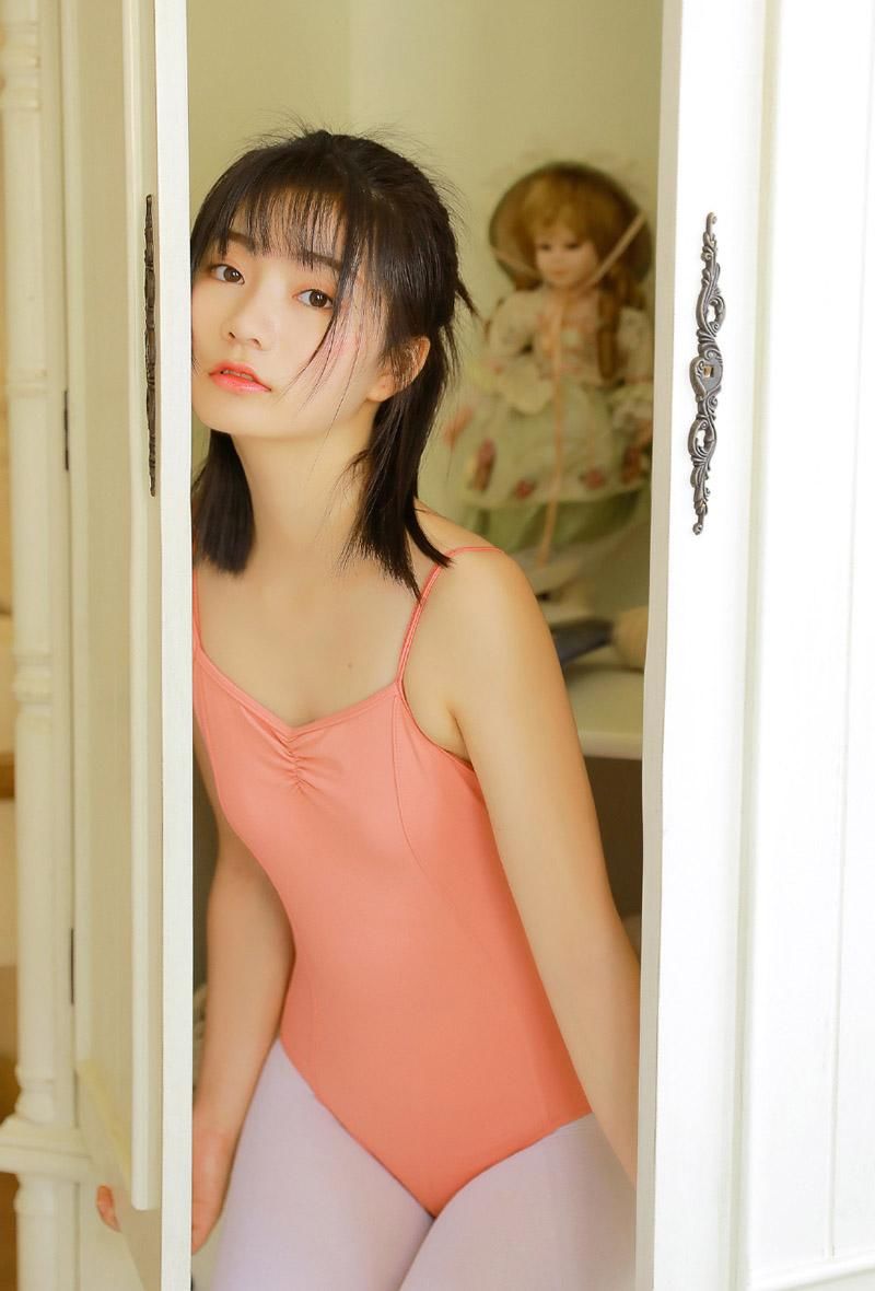 白丝袜美女性感吊带写真图片