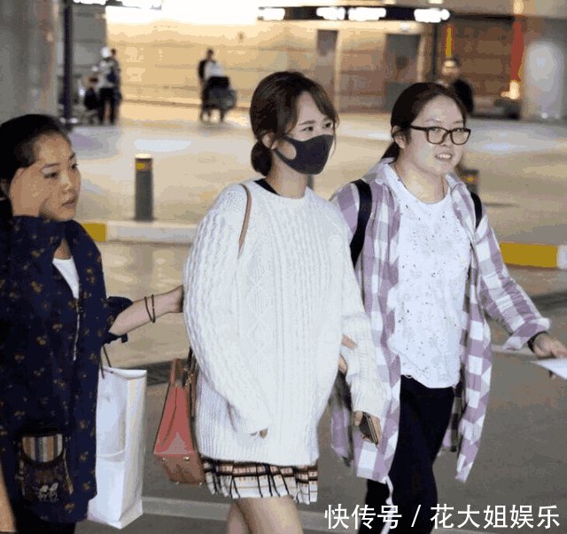 都以为换了眉型的杨紫美了 巴黎一回来却穿起前年流行的毛衣