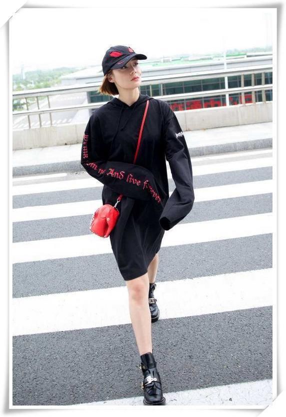 袁姗姗真会穿，在超短裙里面又穿条短裙，不但不丑还很时髦！