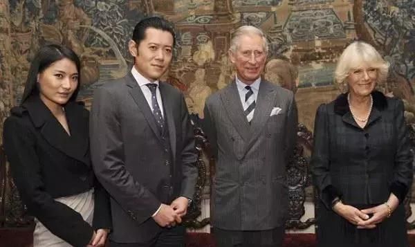 90后不丹王后，穿传统服饰超迷人，穿上“洋装”却暴露了这一缺点