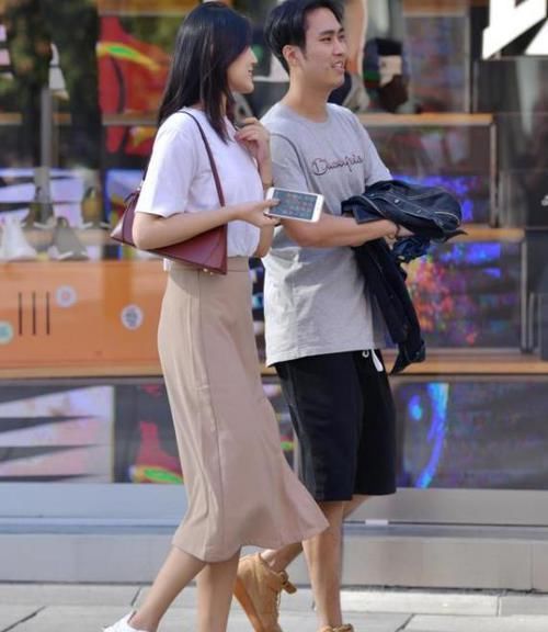  『美女』街拍：皮肤白皙的美女，一件吊带背心配黑色短裤，时尚魅力十足