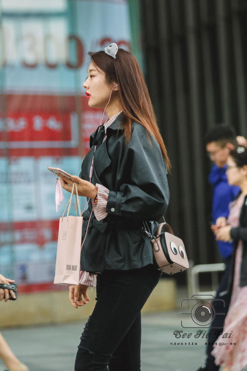 路人街拍，很可爱的小姐姐，目光一直被这个小包包吸引
