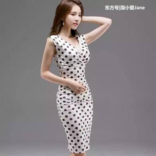 线条姣好，性感紧身裙彰显女性苗条身材